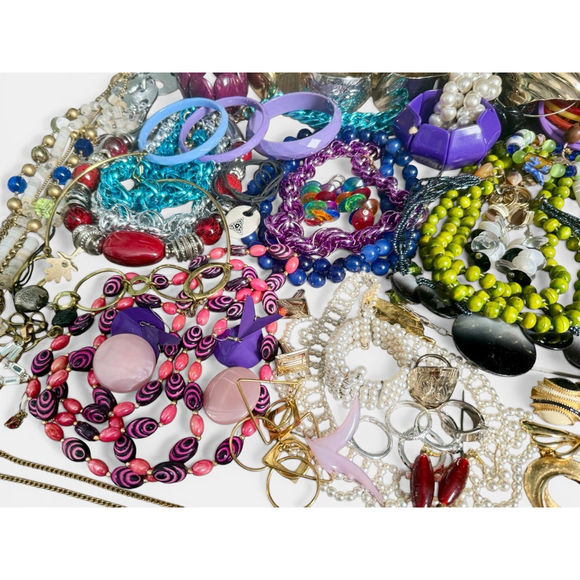 Huge Vintage Jewelry Lot 107 pcs Mixed Necklaces Bracelets Earrings Brooches - Picture 2 of 16